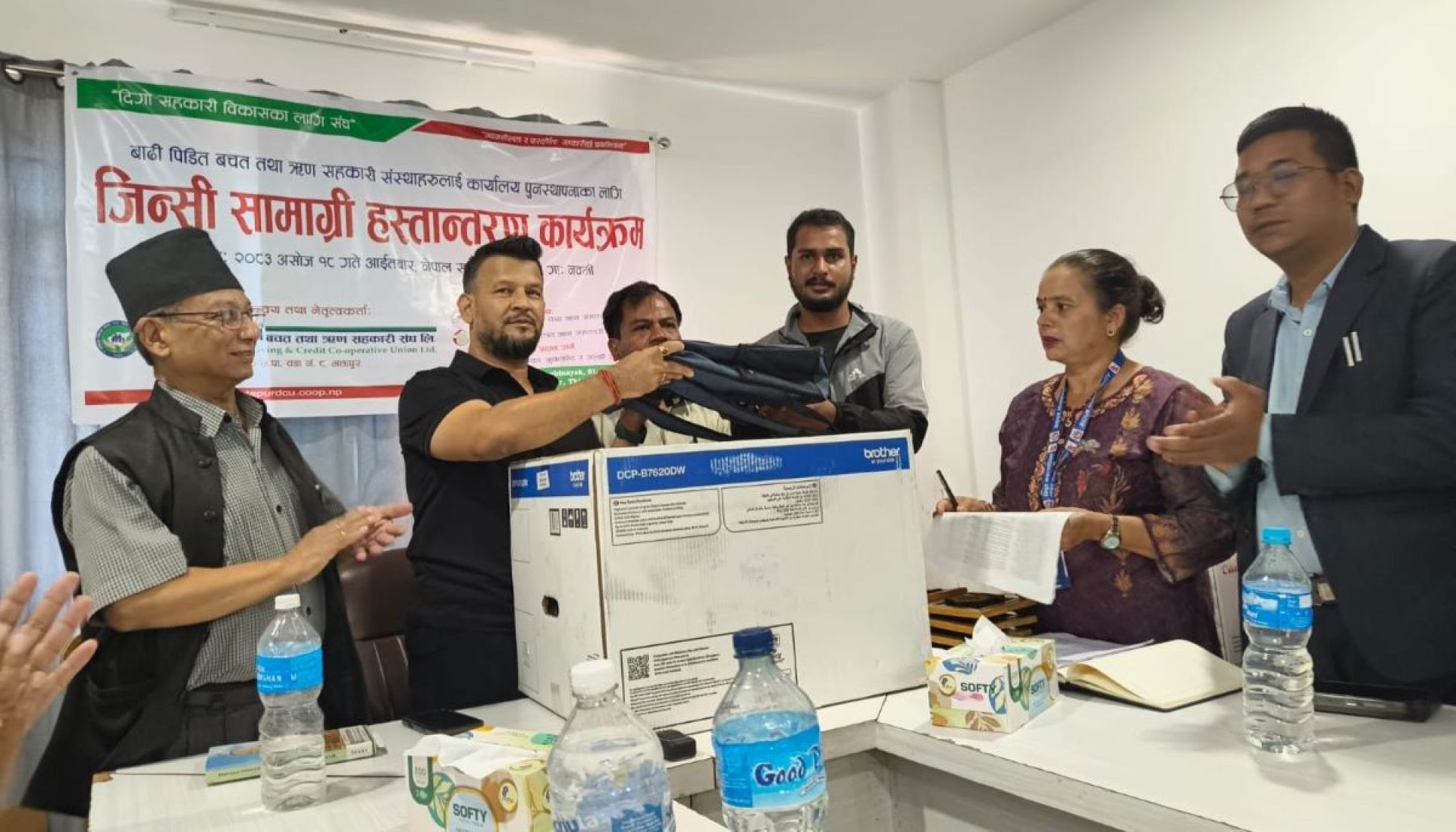 बाढी प्रभावित ८ सहकारीलाई भक्तपुर जिल्ला संघको कार्यालय सामग्री सहयोग